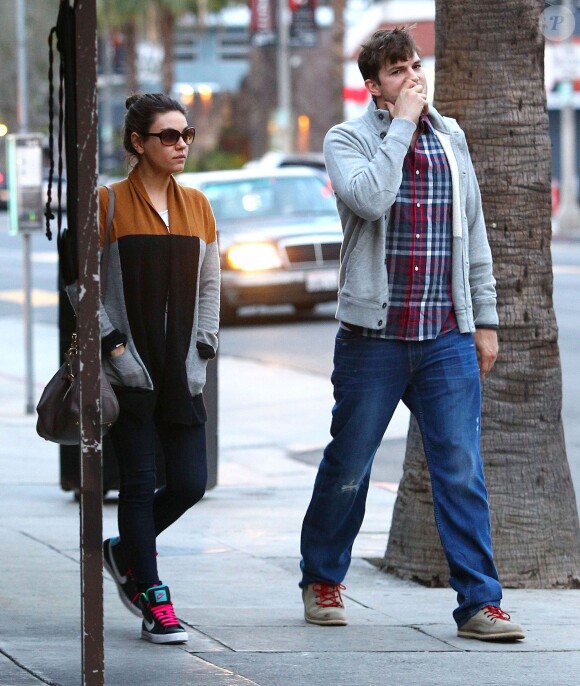Ashton Kutcher et sa fiancée Mila Kunis vont dîner au restaurant à Studio City, le 3 mars 2014