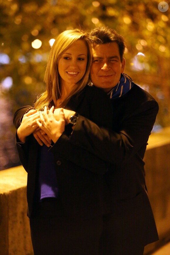Exclusif - Charlie Sheen et sa future femme Brett Rossi ont fait une ballade romantique dans l'île Saint-Louis à Paris, le 16 avril 2014