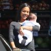 Zoe Saldana enceinte porte le bébé de sa soeur Mariel dans ses bras alors qu'elle fait du shopping à Los Feliz, le 23 septembre 2014.