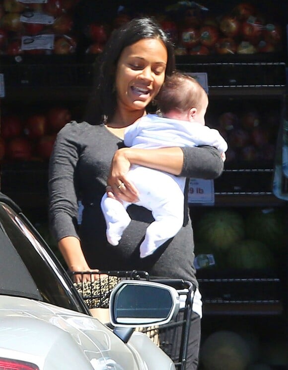 Zoe Saldana enceinte porte le bébé de sa soeur Mariel dans ses bras alors qu'elle fait du shopping à Los Feliz, le 23 septembre 2014.