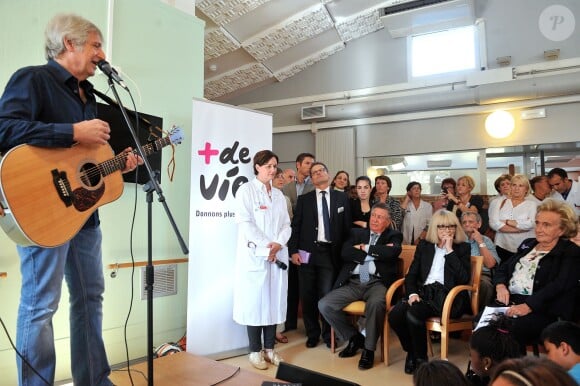 Yves Duteil, Mireille Darc et Bernadette Chirac lors du lancement de la 18ème opération "+ de Vie" au service de gériatrie du centre hospitalier Charles Foix à Ivry-sur-Seine, le 1er octobre 2014.