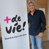 Yves Duteil lors du lancement de la 18ème opération "+ de Vie" au service de gériatrie du centre hospitalier Charles Foix à Ivry-sur-Seine, le 1er octobre 2014.