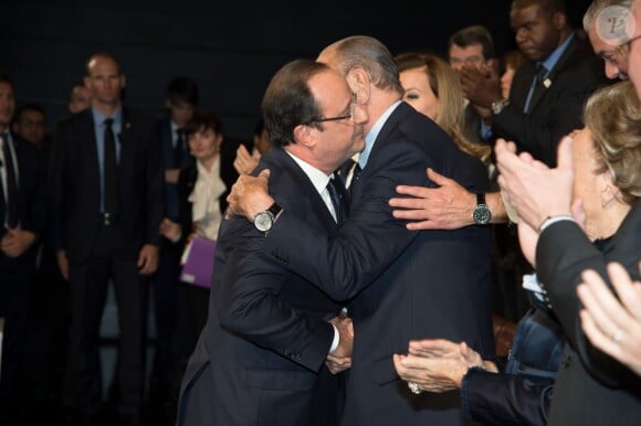 Jacques Chirac et François Hollande, accompagnés de Bernadette Chirac et Valérie Trierweiler, au Musée du Quai Branly à Paris pour la remise du prix de la Fondation Chirac pour la prévention des conflits, le 21 novembre 2013.