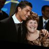 Cristiano Ronaldo et sa mère à Paris, le 7 décembre 2008. 