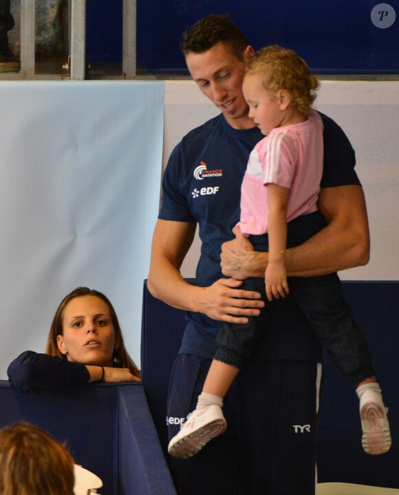 Laure Manaudou et Frédérick Bousquet avec leur petite fille Manon lors des championnats d'Europe petit bassin à Chartres, le 23 novembre 2012