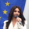 Conchita Wurst a chanté sur le parvis du Parlement européen, le 8 octobre 2014