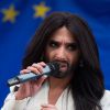 Conchita Wurst chante sur l'esplanade du Parlement européen de Bruxelles, le 8 octobre 2014