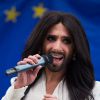 Conchita Wurst chante sur l'esplanade du Parlement européen de Bruxelles, le 8 octobre 2014