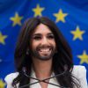 La diva Conchita Wurst chante sur l'esplanade du Parlement européen de Bruxelles, le 8 octobre 2014
