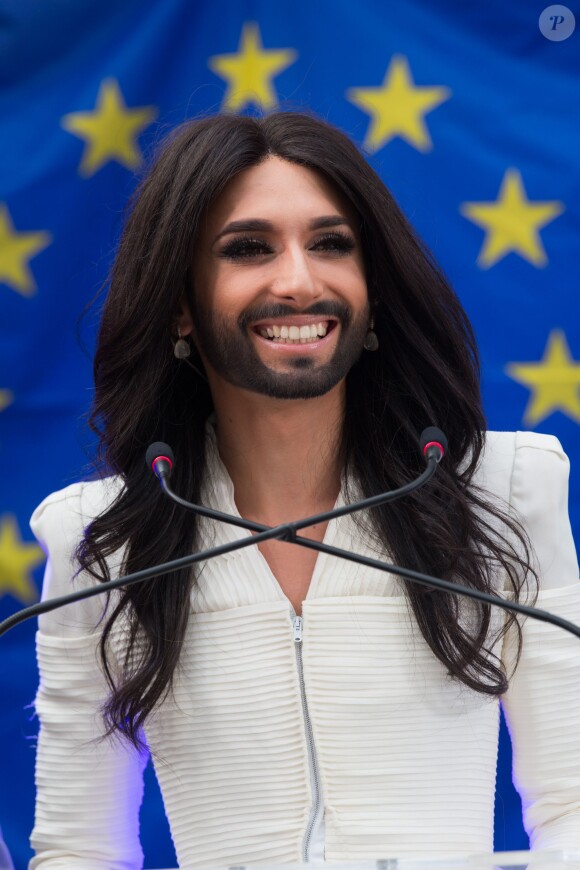 La diva Conchita Wurst chante sur l'esplanade du Parlement européen de Bruxelles, le 8 octobre 2014