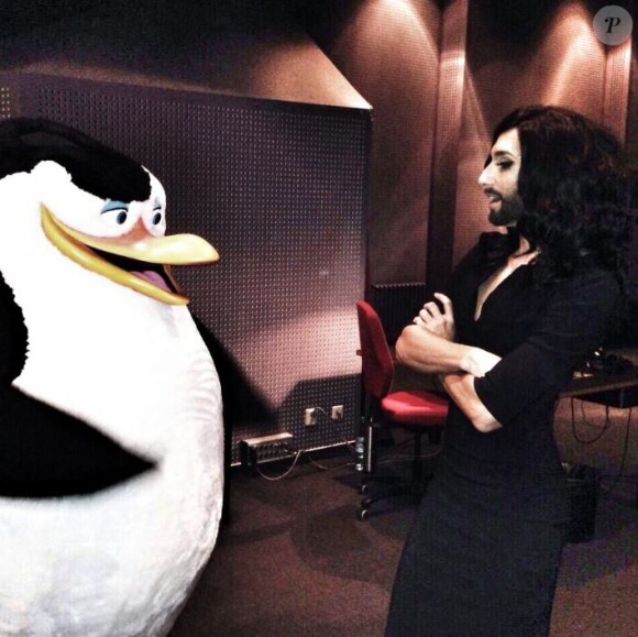 Conchita Wurst lors du doublage de Eva, personnage des Pingouins de Madagascar, le 1er octobre 2014