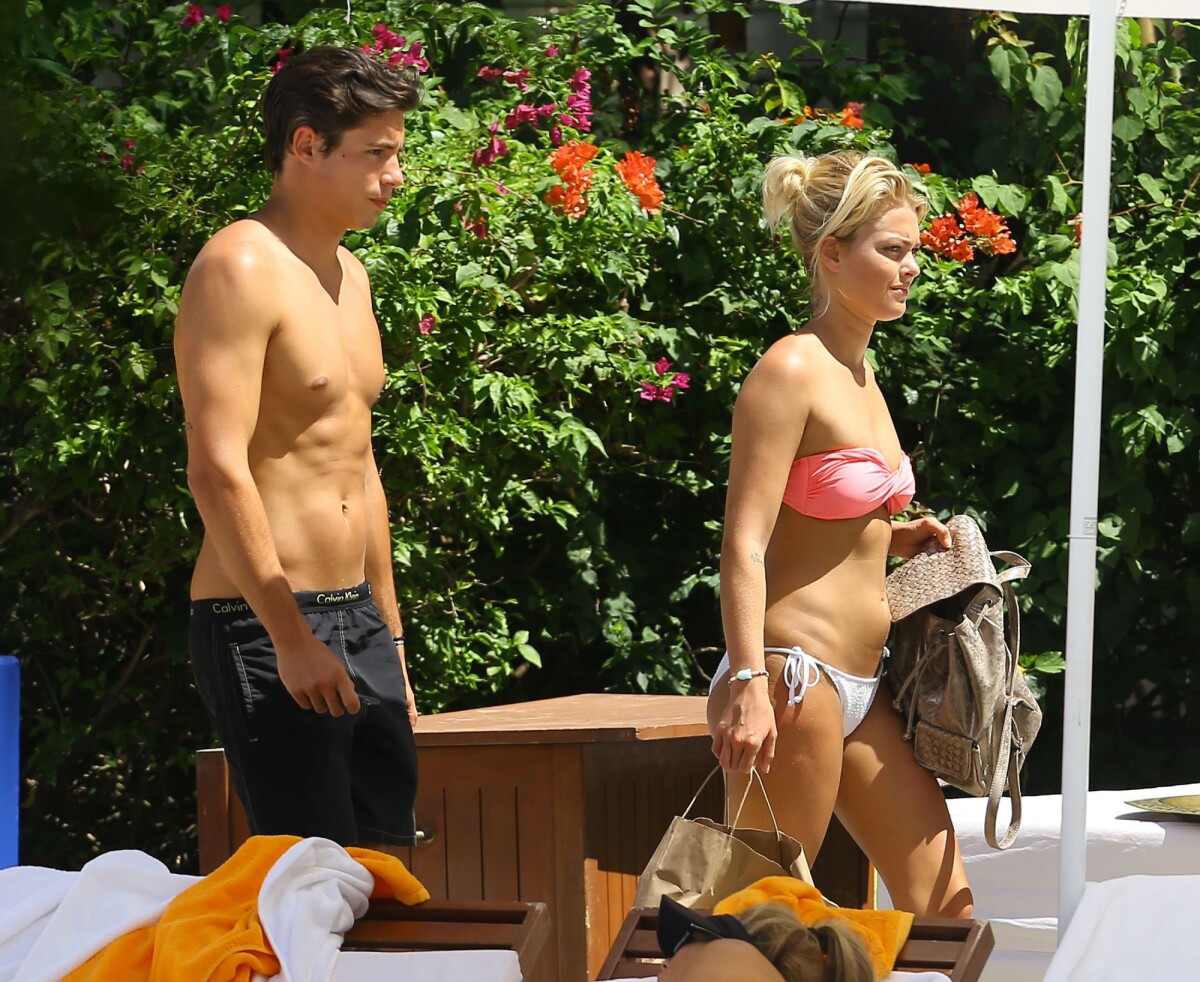 Photo : Exclusif - Caroline Receveur et son fiancé Valentin Lucas : une  pause à la piscine de leur hôtel à Miami, le 5 juin 2014 - Purepeople