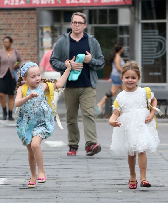 Matthew Broderick accompagne ses jumelles Marion et Tabitha Broderick à l'école à New York, le 29 septembre 2014.