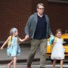 Matthew Broderick accompagne ses jumelles Marion et Tabitha Broderick à l'école à New York, le 29 septembre 2014.