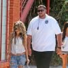 Exclusif - Sarah Hyland, accompagnée de son garde du corps, sur le tournage de "Modern Family" à Los Angeles, le 9 octobre 2014