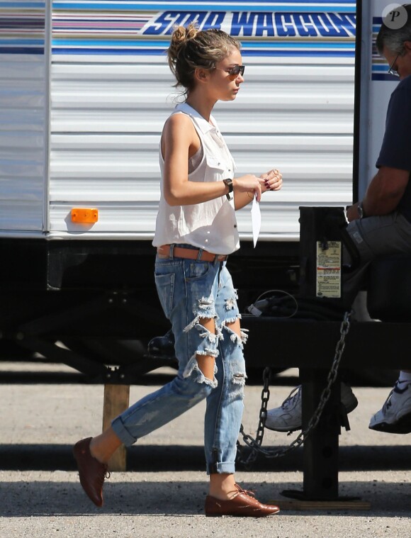Exclusif - Sarah Hyland, accompagnée de son garde du corps, sur le tournage de "Modern Family" à Los Angeles, le 9 octobre 2014