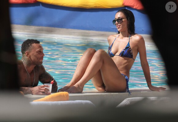 L'ex de Kelly Brook David McIntosh et sa nouvelle compagne Metisha Schaefer profite d'une journée à la piscine dans un hôtel de Miami, le 10 octobre 2014