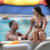 L'ex de Kelly Brook David McIntosh et sa nouvelle compagne Metisha Schaefer profite d'une journée à la piscine dans un hôtel de Miami, le 10 octobre 2014