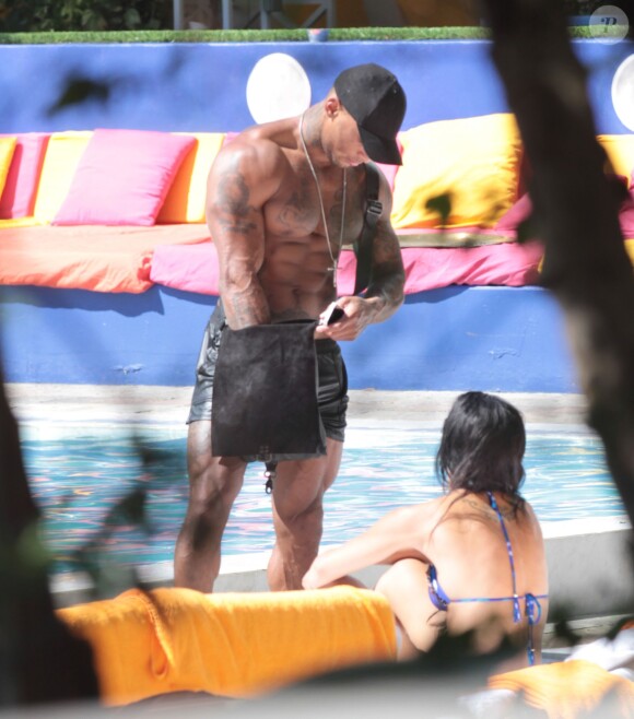 L'ex de Kelly Brook David McIntosh et sa nouvelle compagne Metisha Schaefer profite d'une journée à la piscine dans un hôtel de Miami, le 10 octobre 2014