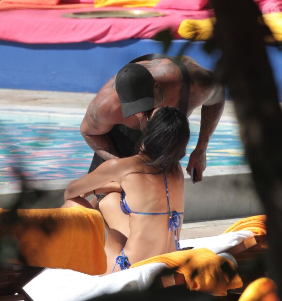 L'ex de Kelly Brook David McIntosh et sa nouvelle compagne Metisha Schaefer profite d'une journée à la piscine dans un hôtel de Miami, le 10 octobre 2014