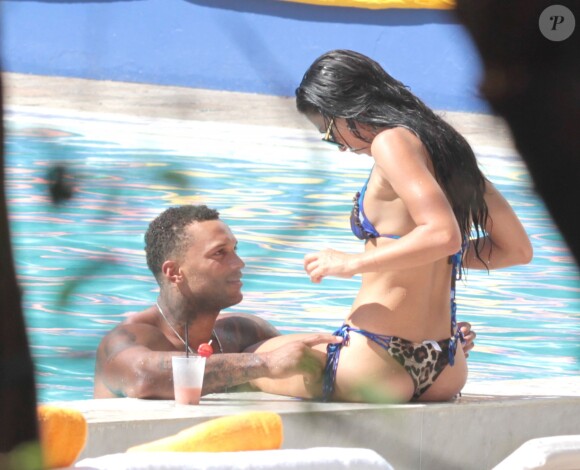 L'ex de Kelly Brook David McIntosh et sa nouvelle compagne Metisha Schaefer profite d'une journée à la piscine dans un hôtel de Miami, le 10 octobre 2014