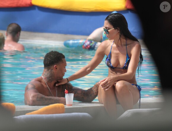 L'ex de Kelly Brook David McIntosh et sa nouvelle compagne Metisha Schaefer profite d'une journée à la piscine dans un hôtel de Miami, le 10 octobre 2014