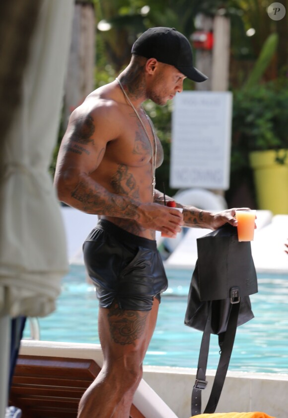 L'ex de Kelly Brook David McIntosh et sa nouvelle compagne Metisha Schaefer profite d'une journée à la piscine dans un hôtel de Miami, le 10 octobre 2014