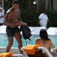  L'ex de Kelly Brook David McIntosh et sa nouvelle compagne Metisha Schaefer profite d'une journ&eacute;e &agrave; la piscine dans un h&ocirc;tel de Miami, le 10 octobre 2014 