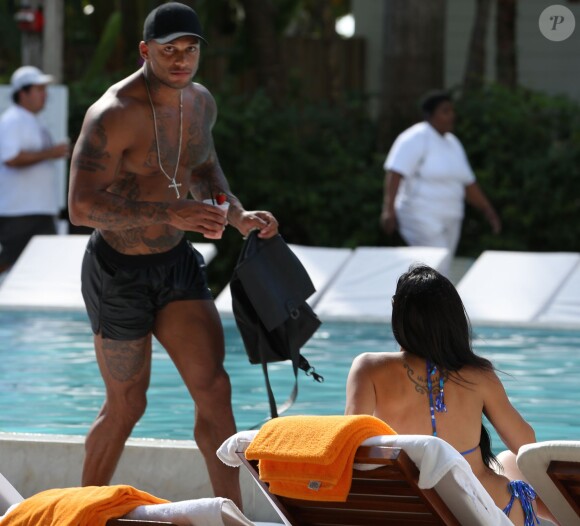 L'ex de Kelly Brook David McIntosh et sa nouvelle compagne Metisha Schaefer profite d'une journée à la piscine dans un hôtel de Miami, le 10 octobre 2014