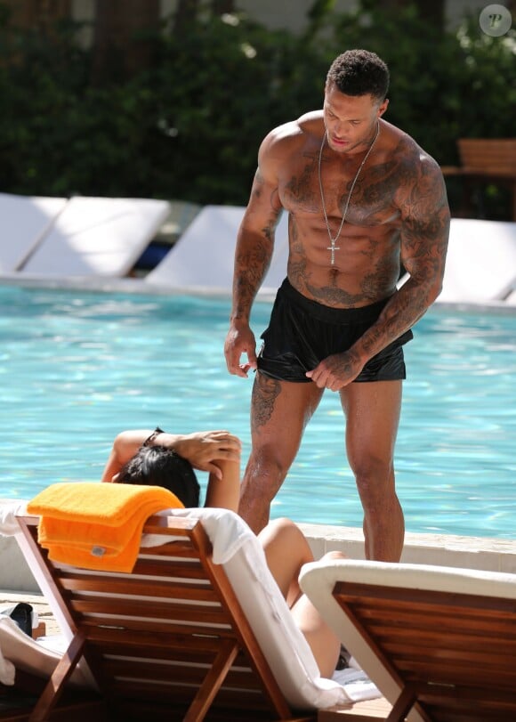 L'ex de Kelly Brook David McIntosh et sa nouvelle compagne Metisha Schaefer profite d'une journée à la piscine dans un hôtel de Miami, le 10 octobre 2014