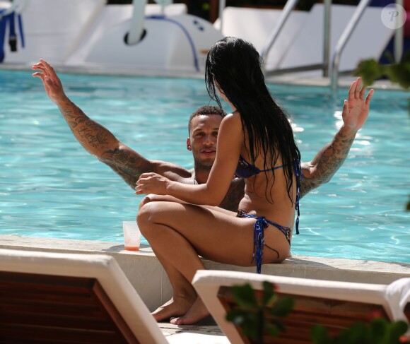L'ex de Kelly Brook David McIntosh et sa nouvelle compagne Metisha Schaefer profite d'une journée à la piscine dans un hôtel de Miami, le 10 octobre 2014