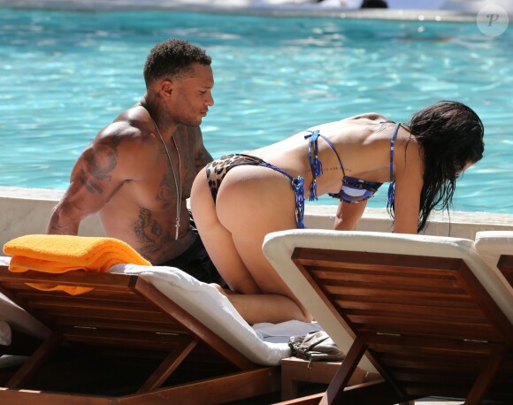 L'ex de Kelly Brook David McIntosh et sa nouvelle compagne Metisha Schaefer profite d'une journée à la piscine dans un hôtel de Miami, le 10 octobre 2014