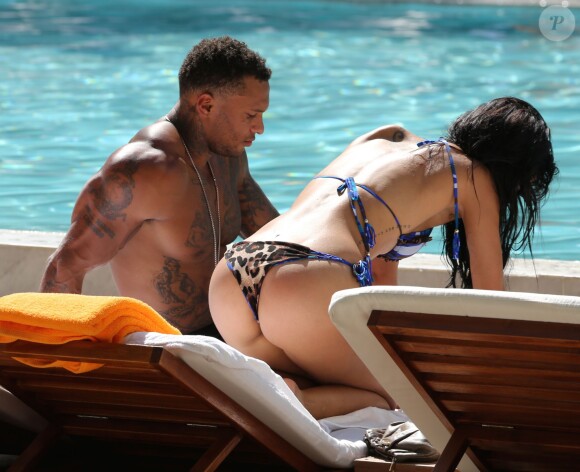 L'ex de Kelly Brook David McIntosh et sa nouvelle compagne Metisha Schaefer profite d'une journée à la piscine dans un hôtel de Miami, le 10 octobre 2014