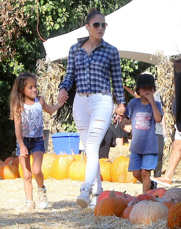 Jennifer Lopez en promenade avec ses enfants Max et Emme au Mr. Bones Pumpkin Patch à West Hollywood, le 11 octobre 2014