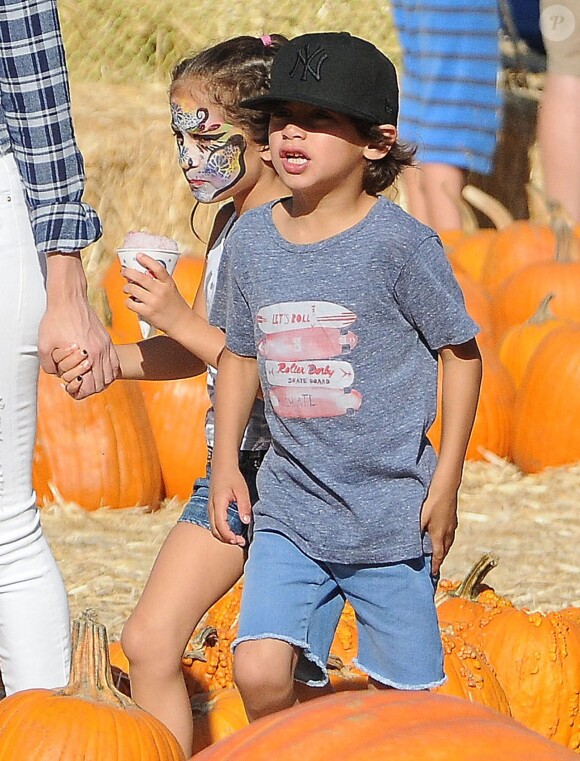 Max et Emme avec leur maman Jennifer Lopez au Mr. Bones Pumpkin Patch à West Hollywood, le 11 octobre 2014