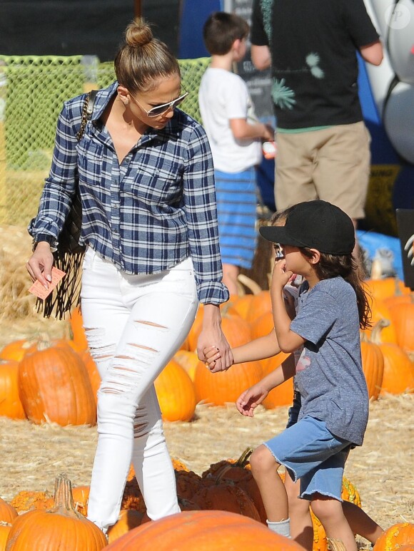 Jennifer Lopez emmène ses deux enfants Max et Emme au Mr. Bones Pumpkin Patch à West Hollywood, le 11 octobre 2014