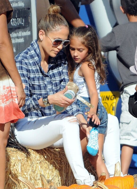 Jennifer Lopez tendre avec sa fille Emme au Mr. Bones Pumpkin Patch à West Hollywood, le 11 octobre 2014