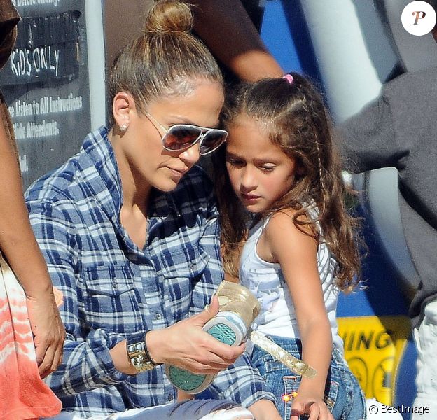 Jennifer Lopez tendre avec sa fille Emme au Mr. Bones Pumpkin Patch à West Hollywood, le 11 octobre 2014