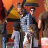 Jennifer Lopez emmène ses enfants Max et Emme au Mr. Bones Pumpkin Patch à West Hollywood, le 11 octobre 2014