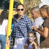 Jennifer Lopez emmène ses enfants Max et Emme au Mr. Bones Pumpkin Patch à West Hollywood, le 11 octobre 2014