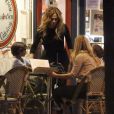 Exclusif - Jennifer Lopez au restaurant "La Conversation" avec ses enfants Emme et Max à West Hollywood, le 6 octobre 2014.