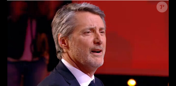 Antoine de Caunes et Gérard Jugnot font connaissance avec la strip-teaseuse de "Babysitting", lundi 7 avril dans le Grand Journal de Canal +