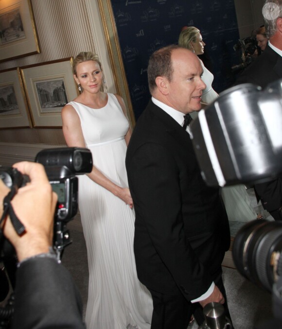 La princesse Charlene, enceinte de jumeaux et habillée en Dior Haute Couture, accompagnait le prince Albert II de Monaco lors des 30e Princess Grace Awards à Los Angeles le 8 octobre 2014.