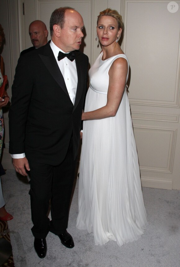 La princesse Charlene, enceinte de jumeaux et habillée en Dior Haute Couture, accompagnait le prince Albert II de Monaco lors des 30e Princess Grace Awards à Los Angeles le 8 octobre 2014.