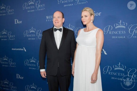 Le prince Albert II de Monaco et la princesse Charlene, enceinte de jumeaux et habillée par Dior Haute Couture, lors des 30e Princess Grace Awards à Los Angeles le 8 octobre 2014.