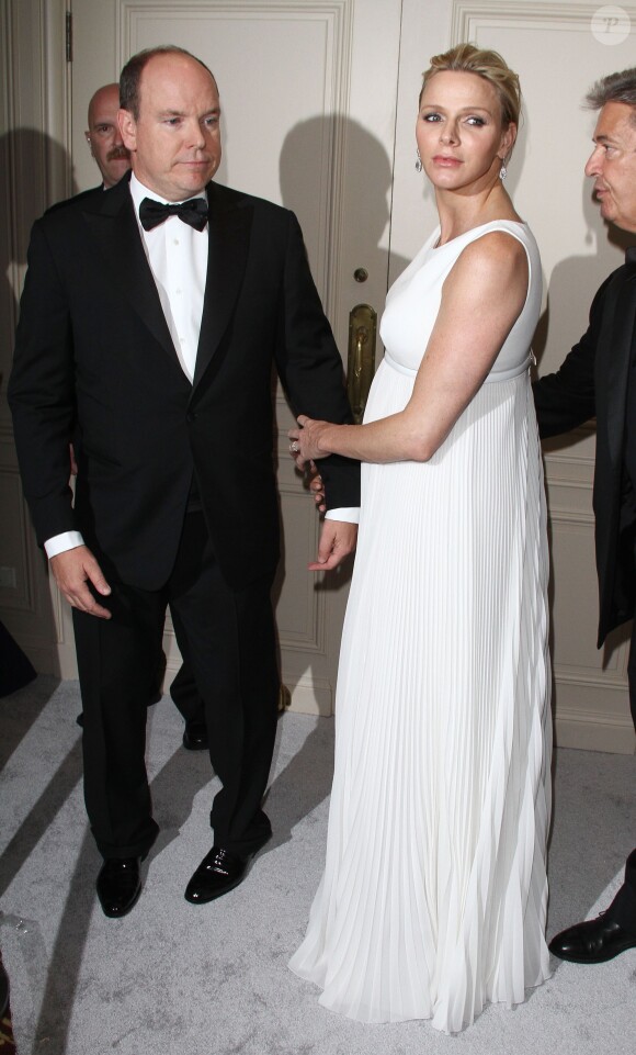 La princesse Charlene, enceinte de jumeaux et habillée en Dior Haute Couture, accompagnait le prince Albert II de Monaco lors des 30e Princess Grace Awards à Los Angeles le 8 octobre 2014.