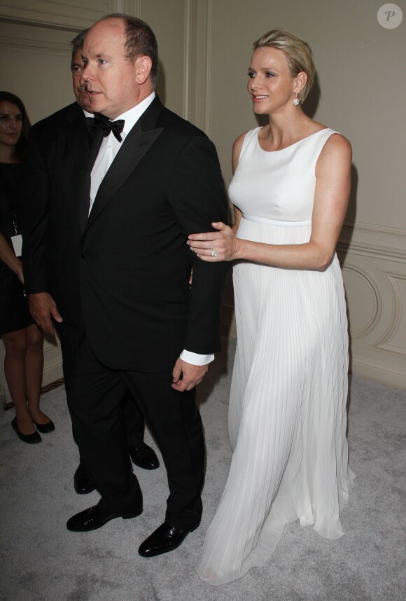 La princesse Charlene, enceinte de jumeaux et habillée par Dior Haute Couture, accompagnait le prince Albert II de Monaco lors des 30e Princess Grace Awards à Los Angeles le 8 octobre 2014.