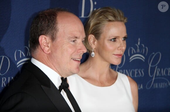 La princesse Charlene, enceinte de jumeaux et habillée par Dior Haute Couture, accompagnait le prince Albert II de Monaco lors des 30e Princess Grace Awards à Los Angeles le 8 octobre 2014.