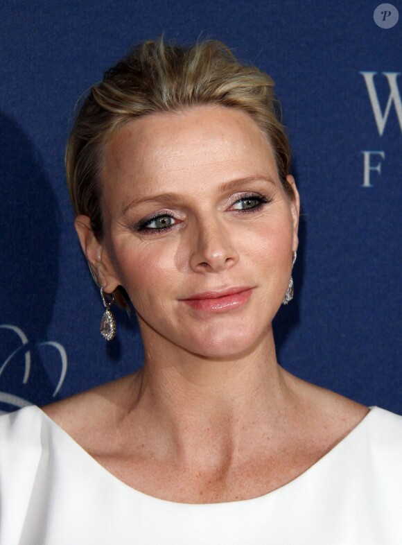 La princesse Charlene, enceinte de jumeaux et habillée par Dior Haute Couture, accompagnait le prince Albert II de Monaco lors des 30e Princess Grace Awards à Los Angeles le 8 octobre 2014.