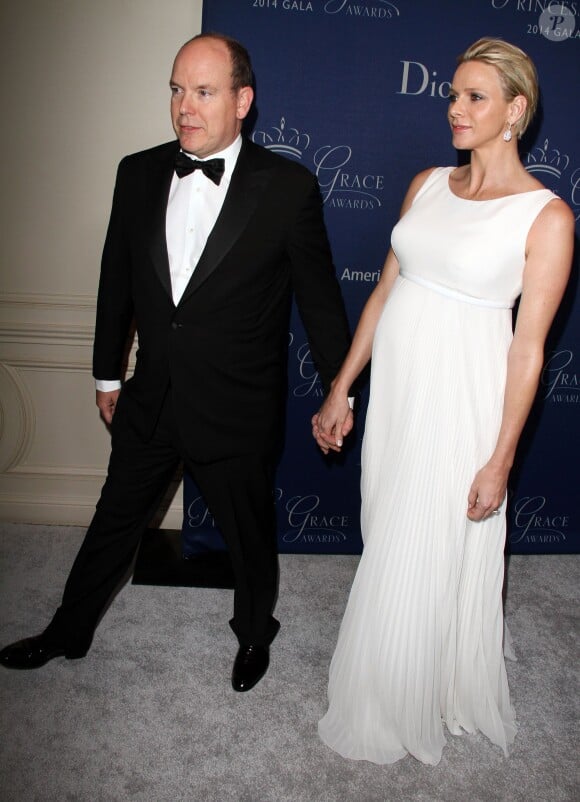 La princesse Charlene, enceinte de jumeaux et habillée par Dior Haute Couture, accompagnait le prince Albert II de Monaco lors des 30e Princess Grace Awards à Los Angeles le 8 octobre 2014.